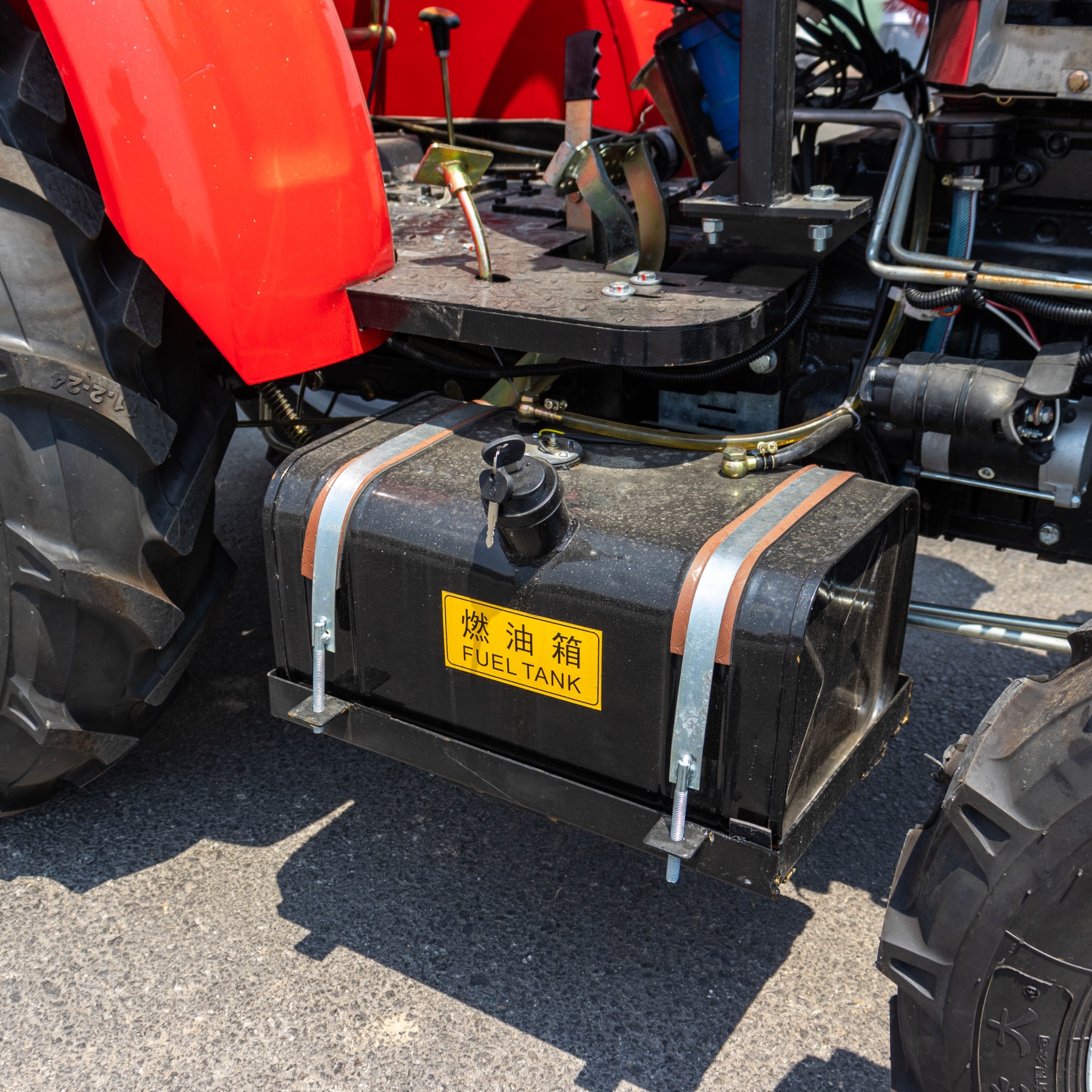 HT304 30 horsepower four-wheel drive wheeled agricultural tractor fuel tank