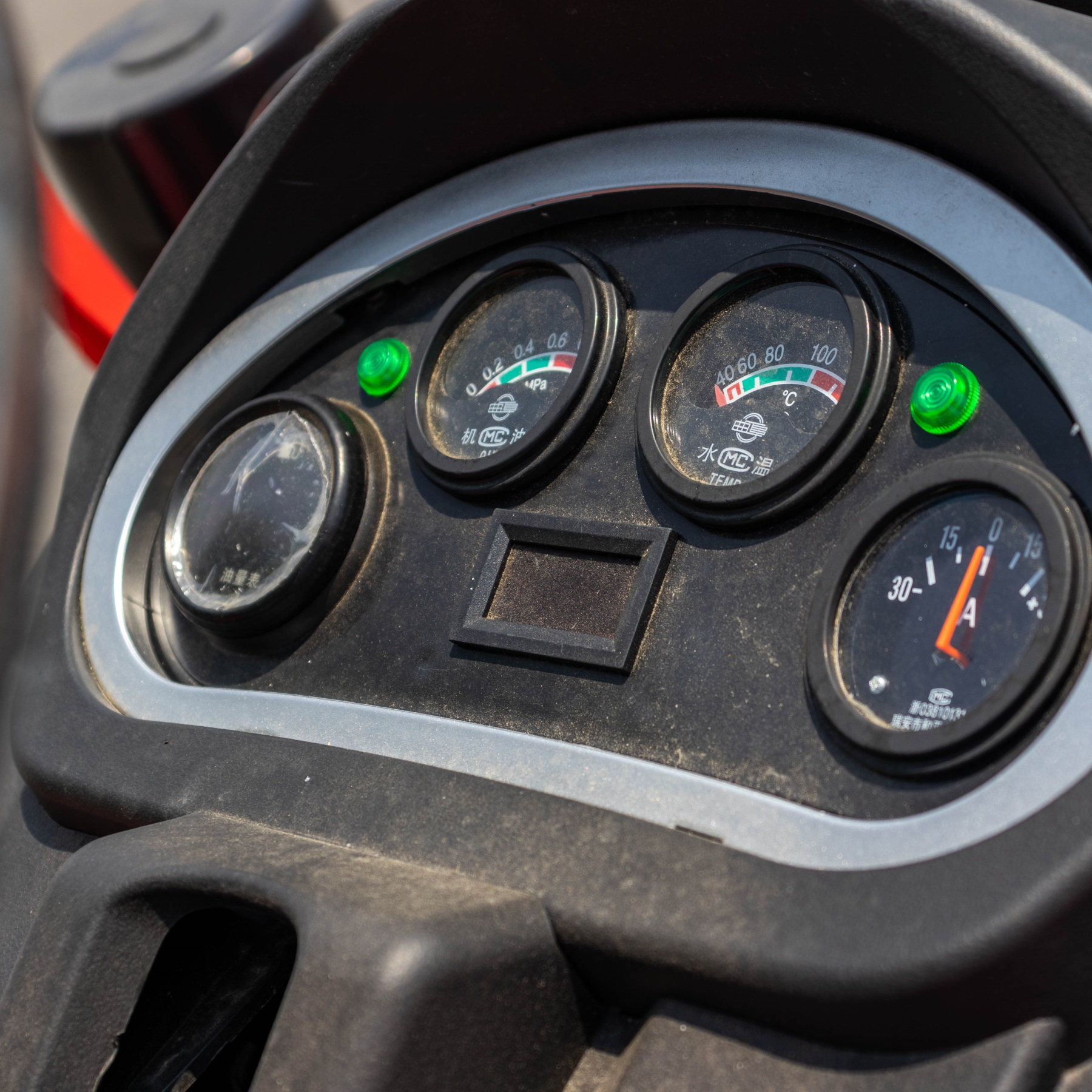 HT304 30 horsepower four-wheel drive wheeled agricultural tractor dashboard