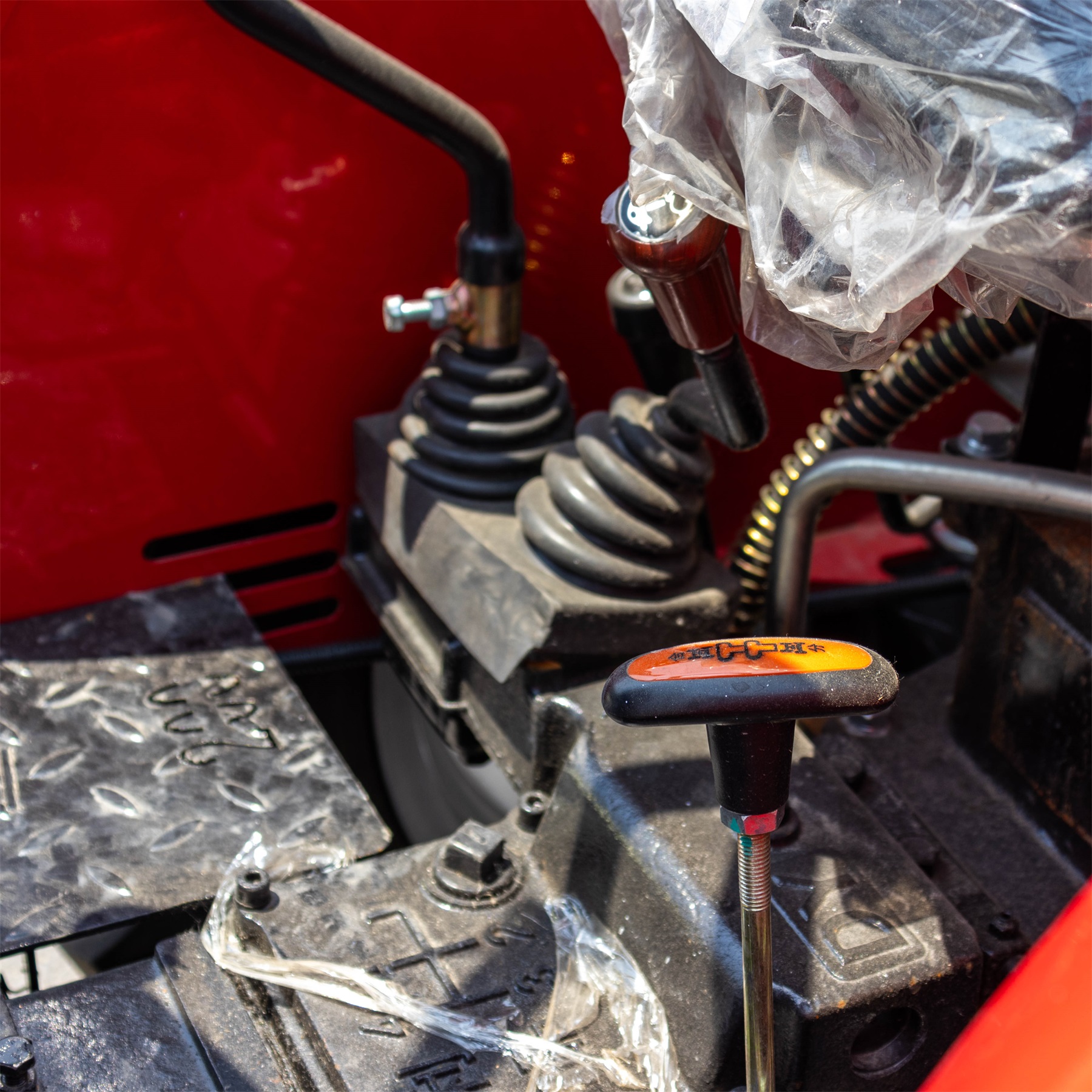 HT304 30 horsepower four-wheel drive wheeled agricultural tractor operating lever